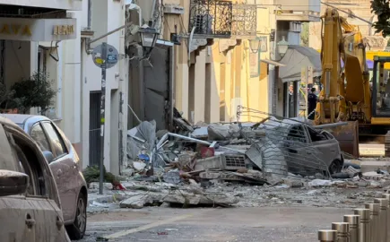 Έκρηξη στην Πλάκα: Μάχη στα συντρίμμια για τον εντοπισμό των αγνοουμένων – Βρέθηκε η τσάντα μίας τουρίστριας