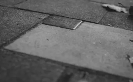 Γερμανία: Πόλη απαγορεύει τα «Stolpersteine» για τα θύματα των Ναζί – Με πρόταση της AfD