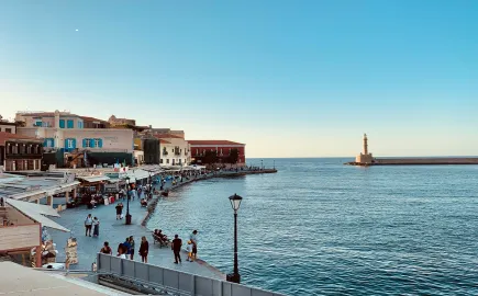 Χανιά: Εκπαιδευτικός αναγκάστηκε να μείνει σε σκηνή με την κόρη της λόγω έλλειψης στέγης