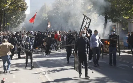 Αλβανία: Μαίνονται για τρίτη ημέρα οι συγκρούσεις – 89 τραυματίες και αίτημα παραίτησης Ράμα