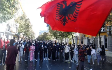 Εκρηκτικό κλίμα στα Τίρανα: «Διάλογο ή το Κράτος απέναντι» διαμηνύει ο Ράμα στους διαδηλωτές