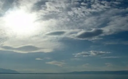 Ηλιοφάνεια με λίγες νεφώσεις, πρόσκαιρα αυξημένες στο Νότιο Αιγαίο, με πιθανότητα τοπικών βροχών τις πρωινές ώρες σε Κρήτη και Δωδεκάνησα, μέτριοι και τοπικά ισχυροί βόρειοι άνεμοι στο Αιγαίο, θερμοκρασία σε μικρή άνοδο.