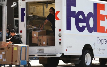 ΗΠΑ: Η FedEx κατέθεσε αγωγή για να της επιστραφούν δασμοί