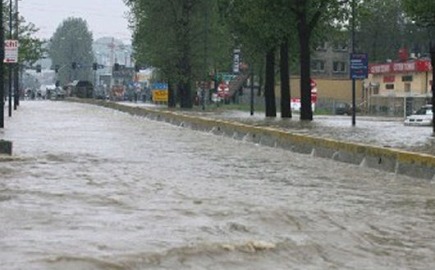Σε πλήρη εξέλιξη η κακοκαιρία με ισχυρές βροχές και καταιγίδες
