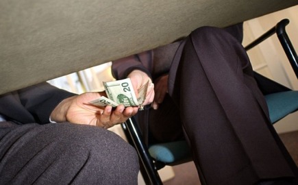 Η κυβέρνηση επιμένει στις ύποπτες απευθείας αναθέσεις που ανέρχονται στο 81,5% του συνόλου των συμβάσεων