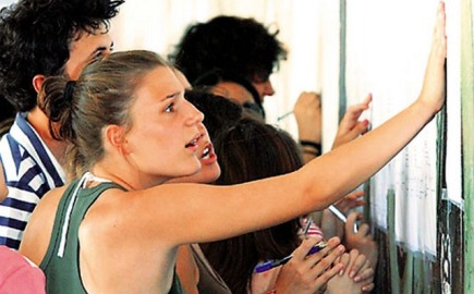 Άνοιξαν, πριν από λίγη ώρα, οι ηλεκτρονικές πλατφόρμες του υπουργείου Παιδείας για τα αποτελέσματα τόσο για την εισαγωγή στην Τριτοβάθμια Εκπαίδευση μέσω Πανελλαδικών Εξετάσεων, όσο και για την εισαγωγή στις Σχολές Ανώτερης Εκπαιδευτικής Κατάρτισης.