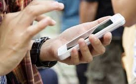 Αγαπηδάκη: Παγιδευμένοι» στην οθόνη, 3 στους 4 νέους κάνουν doomscrolling