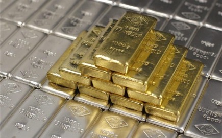 «Ελεύθερη πτώση» για το ασήμι – Συμπαρασύρει τον χρυσό