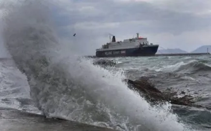 Κακοκαιρία: Δεμένα πλοία και ακυρώσεις ακτοπλοϊκών δρομολογίων