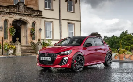 E-208 GTi: Το μικρό Peugeot μετατράπηκε σε ηλεκτρικό πυραυλάκι