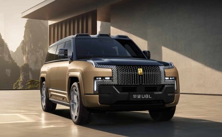 BYD U8L: Το πολυτελές SUV-τέρας που τρέχει σαν supercar και… επιπλέει στο νερό!