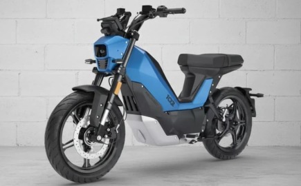 Το κλασικό δίκυκλο 103 της Peugeot ετοιμάζεται να μπεί στη πρίζα