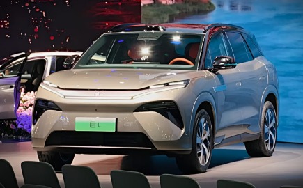 Αυτό είναι το νέο BYD Atto 8 με 0-100 σε 3,9” και γρήγορη φόρτιση 1.000 kW