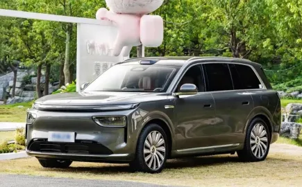 Τεράστιο SUV 5,3 μέτρων κάνει 465 χλμ. ηλεκτρικά και 1.500 χλμ. συνολικά