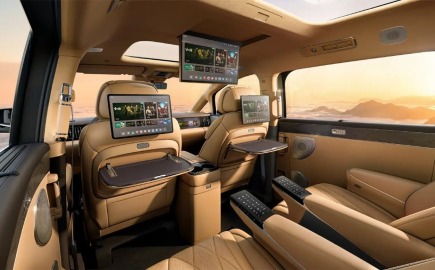 BYD: Πρώτες εικόνες από το εσωτερικό του νέου Denza D9