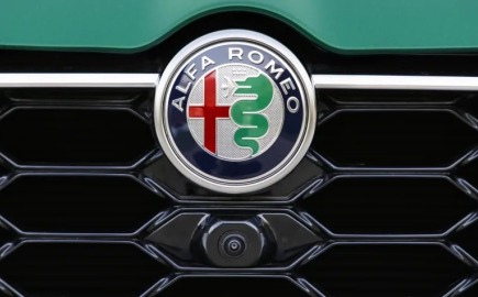 Νέες Alfa Romeo-έκπληξη: Έρχεται φουτουριστικό SUV και μυστηριώδες supercar