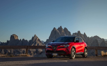 Alfa Romeo Junior Ibrida: Αναβαθμισμένη γκάμα με τιμή €27.990 και 8 χρόνια εργοστασιακή εγγύηση