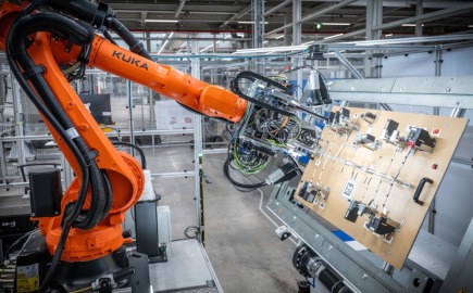 Audi: Πώς η τεχνητή νοημοσύνη μεταμορφώνει τα εργοστάσια σε «σκεπτόμενες» μονάδες παραγωγής