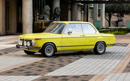 Μια κλασσική «μπέμπα» 2002 φόρεσε «καρδιά» Tesla και μπήκε στη πρίζα! [video]