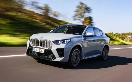 Η BMW ξεπερνά τα 500 χλμ. σε αυτονομία με τα ανανεωμένα iX1 και iX2
