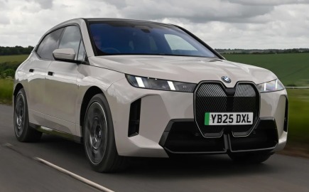 BMW iX 2025: Το ηλεκτρικό «θηρίο» που ανεβάζει τον πήχη στα ηλεκτρικά SUV