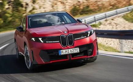 Η ολοκαίνουργια BMW iX4 φτάνει με 800 χλμ. και έως 604 ίππους