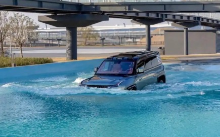BYD: Η πιο τρελή πίστα ηλεκτρικών αυτοκινήτων στην Κίνα με αμμόλοφους, πισίνα και drift!