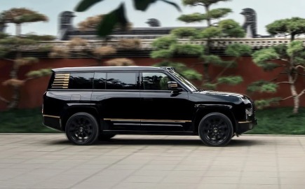 Το SUV που δεν σπάει: Η BYD πετάει πάνω του δέντρο 2 τόνων και το Yangwang U8L… ούτε που ιδρώνει! [video]