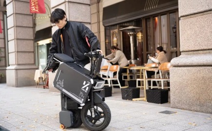 Tatamel: Μια ηλεκτρική «μοτοσικλέτα» που μετατρέπεται σε μια κυλιόμενη βαλίτσα