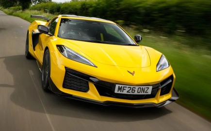 Η νέα Corvette σοκάρει την Ευρώπη: Πιο γρήγορη από 911 και με 3 οθόνες-τέρας στο cockpit!