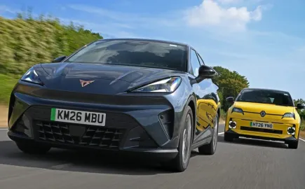 Cupra Raval vs Renault 5: Η «πιπεράτη κόντρα» των ηλεκτρικών supermini