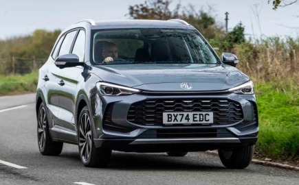 Το MG ZS αποκτά τετρακίνηση, περισσότερη ισχύ και τεχνολογία PHEV+
