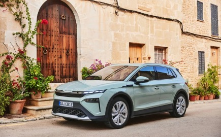Η Skoda σπάει ρεκόρ: Εκρηκτική ανάπτυξη και άλμα στην ηλεκτροκίνηση το 2025