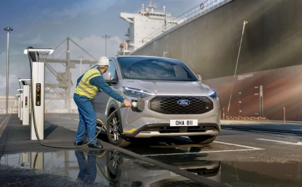 Ford E-Transit Custom: Έτοιμο για το μέλλον, με μεγαλύτερη αυτονομία και ταχύτερη φόρτιση