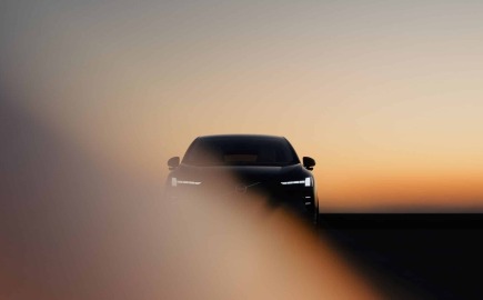 Νέο Volvo EX60: Αυτονομία 810 χλμ. και φόρτιση όσο μια στάση για βενζίνη και καφέ