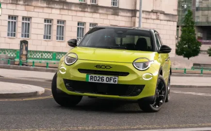 Fiat 600 Hybrid Sport: Η νέα έκδοση που μοιάζει με Abarth, αλλά δεν είναι