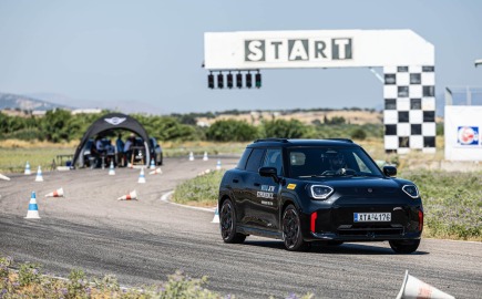 MINI JCW: Ζήσαμε την εμπειρία της ταχύτητας με όλα τα μοντέλα