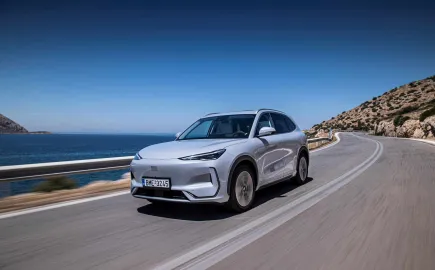 Νέα γκάμα Geely E5: Με μεγαλύτερη μπαταρία, αυτονομία και τιμή από €29.990
