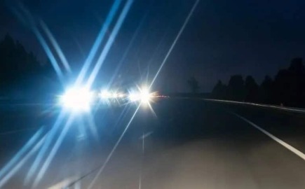 Αυστηρότεροι κανόνες για τους προβολείς αυτοκινήτων, λόγω προβλημάτων θάμβωσης