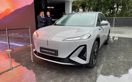 Το Hongqi EHS5 «εισβάλλει» στην Ευρώπη