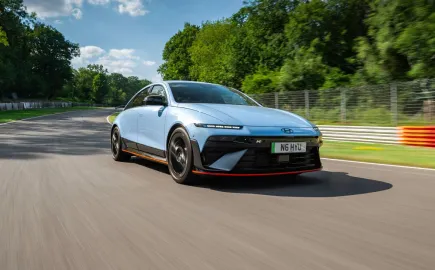 «Πίνοντας το αίμα» στη πίστα στο Hyundai Ioniq 6 N