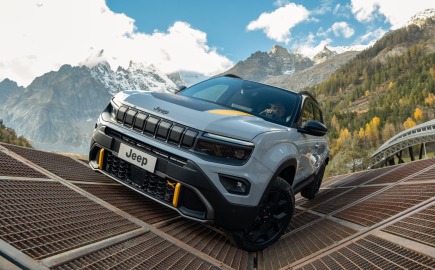 Με €29.990 το Avenger 4xe κάνει προσιτό το θρύλο των τετρακίνητων Jeep