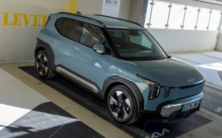 Kia EV2: Το ηλεκτρικό SUV που παρκάρει μόνο του και κάνει την πόλη… παιχνιδάκι