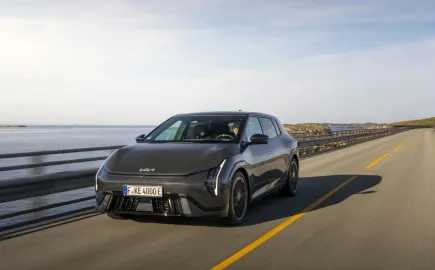 Η Kia βάζει φωτιά στα ηλεκτρικά hot hatch με το νέο EV4 GT