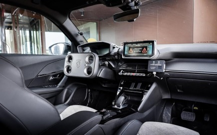 Το ορθογώνιο τιμόνι της Peugeot είναι μια μοναδική εμπειρία