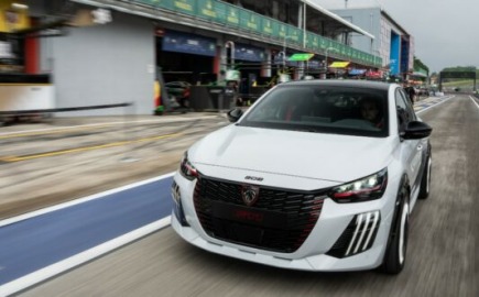 Το νέο Peugeot 208 GTi «γαζώνει» στην Imola
