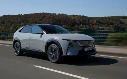 Η Mazda παρουσιάζει το CX-6e και βάζει δύσκολα στους ανταγωνιστές