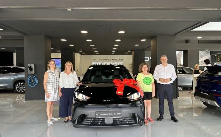 Ο Όμιλος Σφακιανάκη παρέδωσε το ηλεκτρικό BYD DOLPHIN SURF στη μεγάλη νικήτρια της Λαχειοφόρου Αγοράς της ΕΛΕΠΑΠ