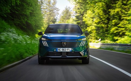 Peugeot E-3008 Dual Motor: 325 PS, διπλός κινητήρας και 490 χλμ αυτονομία