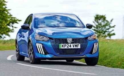 Peugeot E-208: Πόσο καλά αντέχει απέναντι στα νεότερα ηλεκτρικά;